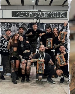 الفنان الأرجنتيني Nahuel Gomez يثبط المنصة في San Francisco Tattoo Convention...